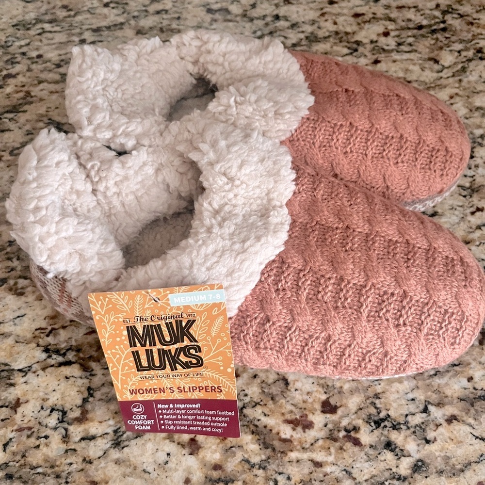 Muk Luks Pink Cable Size Medium 7/8 Women's Slippers